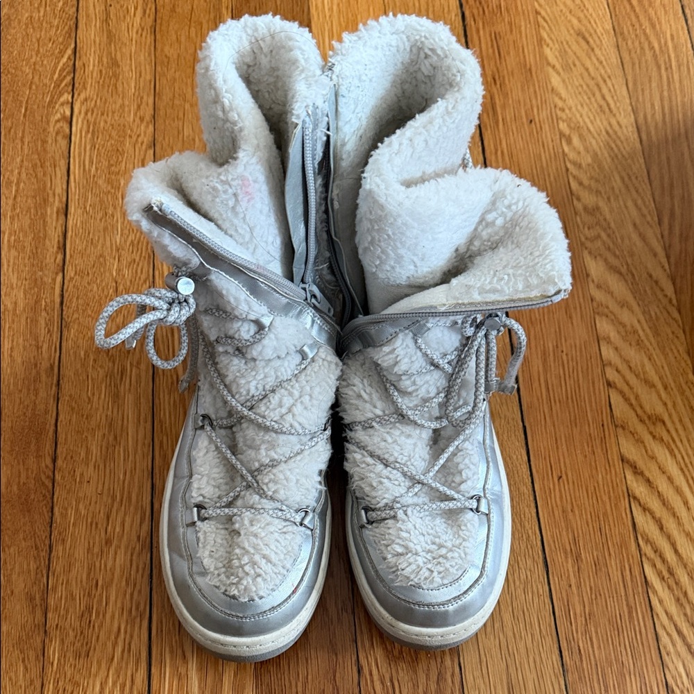 Wonder Nation Silver and White Kids Boots